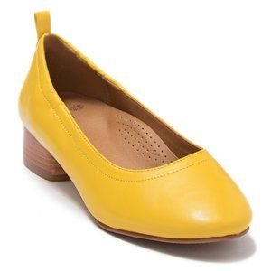 Yellow leather low-heel pumps